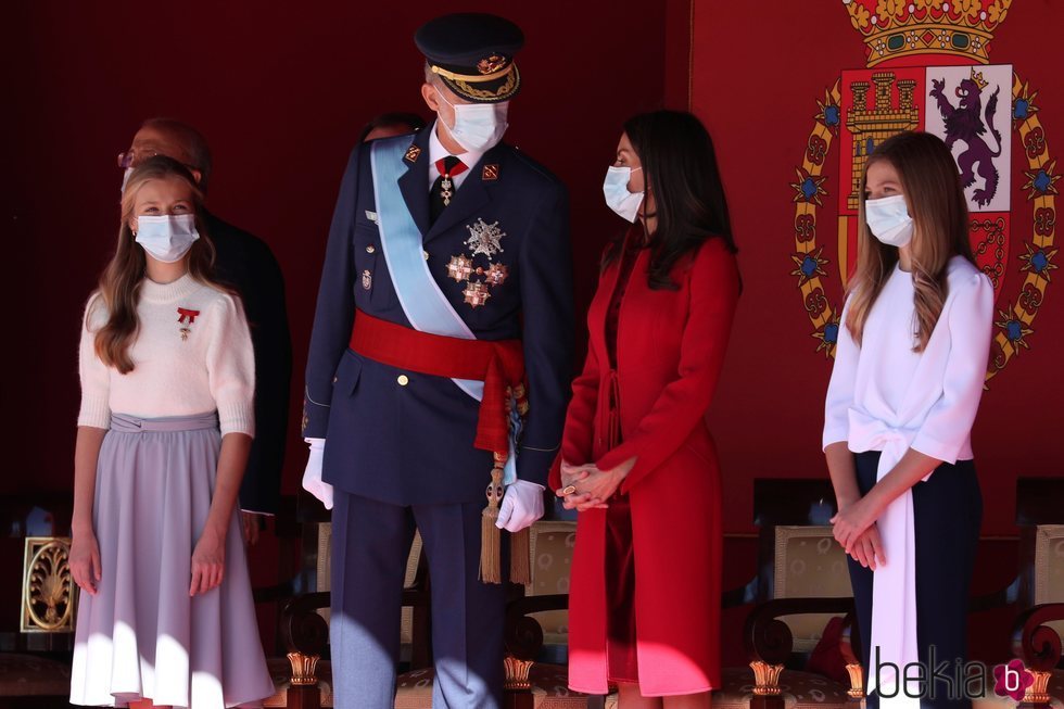 Los Reyes Felipe y Letizia hablan en presencia de la Princesa Leonor y la Infanta Sofía en el Día de la Hispanidad 2020