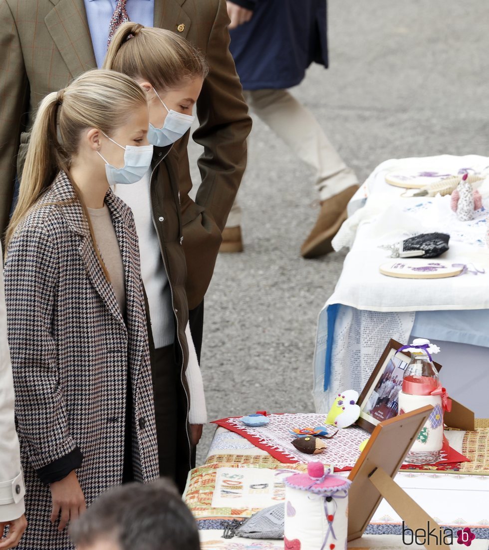 La Princesa Leonor y la Infanta Sofía en un mercadillo de Somao, Pueblo Ejemplar de Asturias 2020