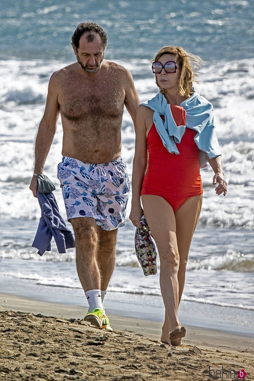 Ágatha Ruiz de la Prada y Luis Gasset paseando por las playas de Gran Canaria