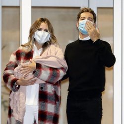 Rosanna Zanetti y David Bisbal presentan a su hija