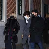 Cayetana Guillén Cuervo y Omar Ayyashi con su hijo Leo en el funeral de Carlos Catalán