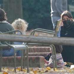 Carlota Casiraghi con otras madres en un parque de París