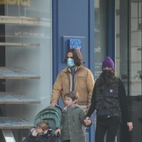 Carlota Casiraghi y Dimitri Rassam con sus hijos Raphaël Elmaleh y Balthazar Rassam de paseo por París