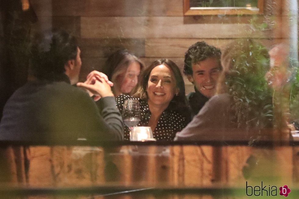 Tamara Falcó e Íñigo Onieva compartiendo cena con unos amigos