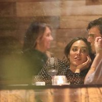 Íñigo Onieva da un cariñoso beso a Tamara Falcó en una cena en Madrid