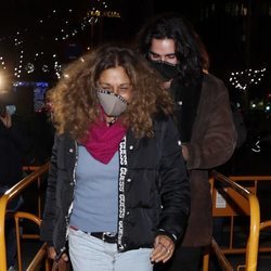 Lolita Flores, acompañada por su hijo en su llegada a un restaurante