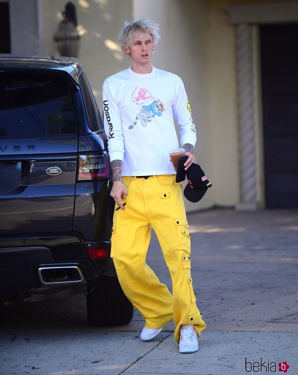 Machine Gun Kelly saliendo de su casa de Los Ángeles