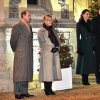 El Príncipe Guillermo y Kate Middleton y el Príncipe Eduardo y Sophie Rhys-Jones en un encuentro con voluntarios en Windsor Castle