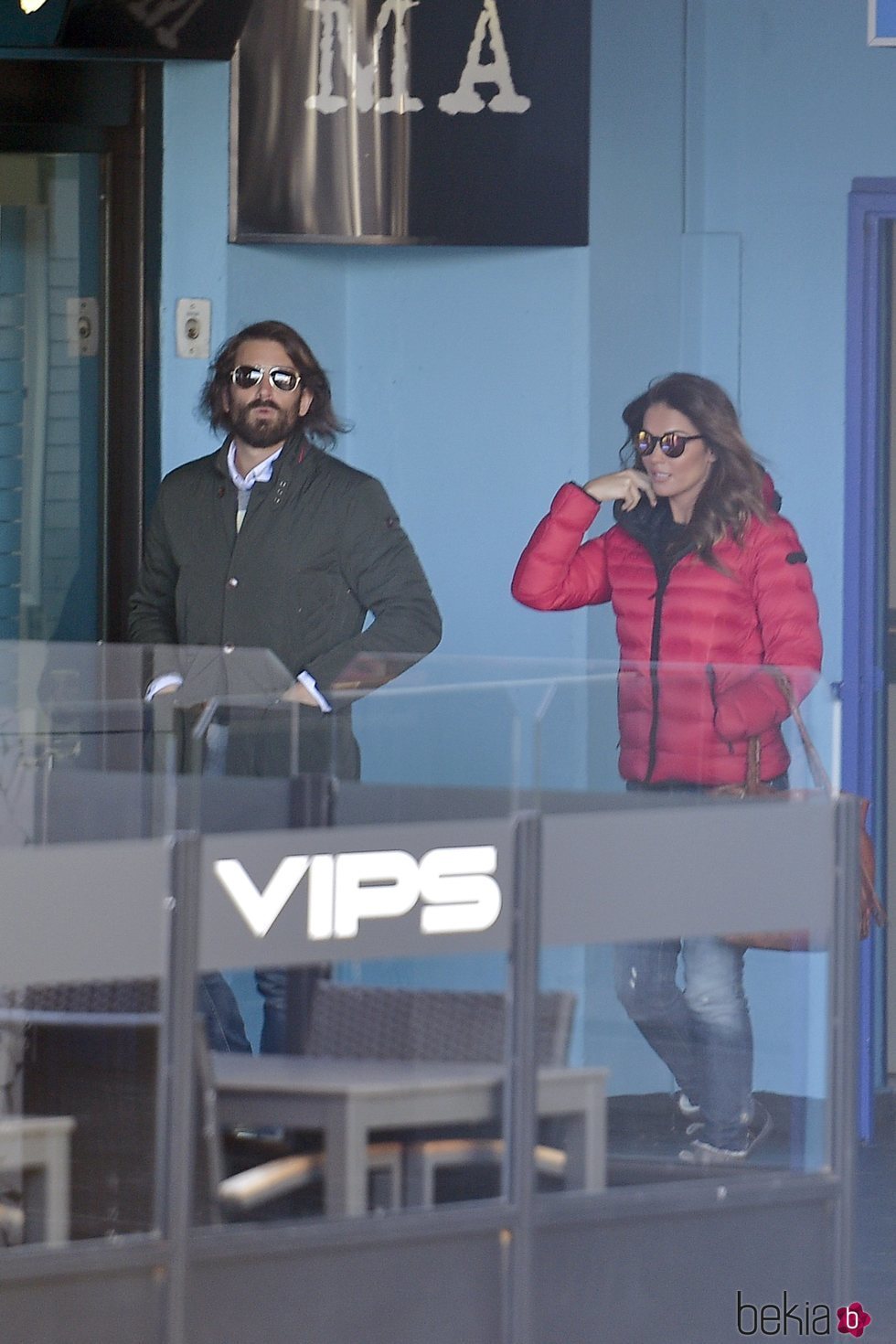 Lara Álvarez con Román Mosteiro paseando por Madrid