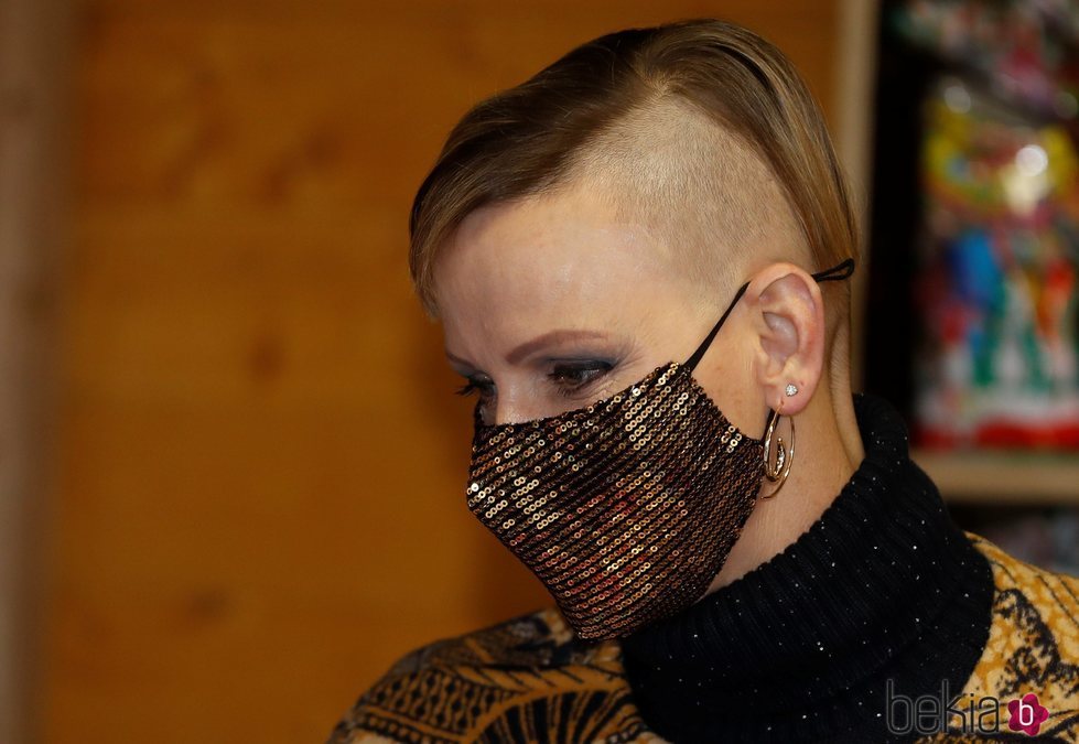 Charlene de Mónaco con el pelo rapado en la entrega de regalos navideños 2020