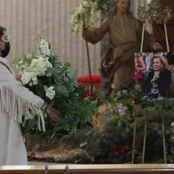 Elena Tablada, dando el último adiós a su abuela Elena en su misa funerla