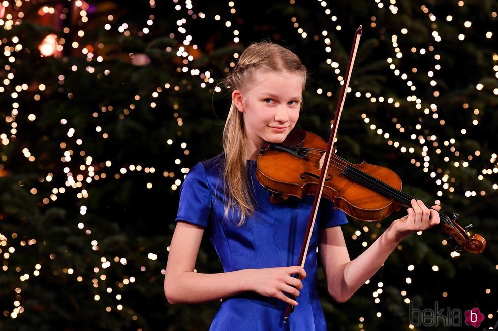 Leonor de Bélgica tocando el violín en el concierto de Navidad 2020