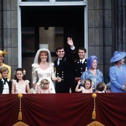 El Príncipe Andrés y Sarah Ferguson en su boda junto a la Reina Isabel, el Duque de Edimburgo, la Reina Madre, el Príncipe Eduardo, Susan Barrantes y Zara 