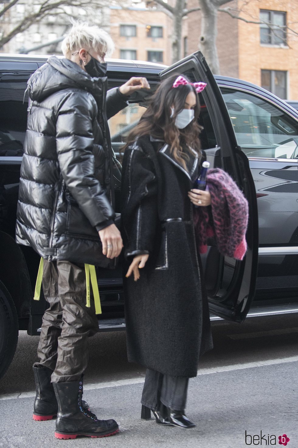 Megan Fox luciendo un sospechoso anillo junto a Machine Gun Kelly