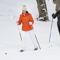 La Reina Silvia de Suecia y la Princesa Victoria de Suecia dando un paseo por la nieve