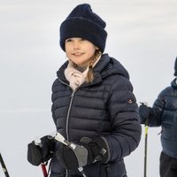 Los Príncipes Estela y Oscar de Suecia dando un paseo por la nieve