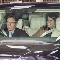 Eugenia de York y Jack Brooksbank saliendo del Portland Hospital de Londres