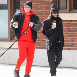 Sebastian Bear-McClard y Emily Ratajkowski paseando por Nueva York