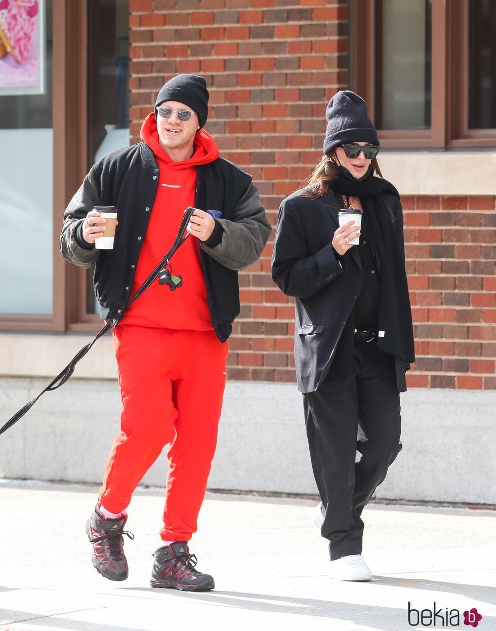 Sebastian Bear-McClard y Emily Ratajkowski paseando por Nueva York