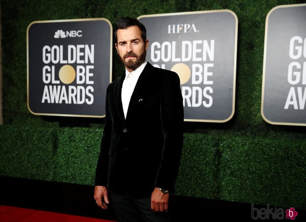 Justin Theroux en la alfombra roja de los Globos de Oro 2021