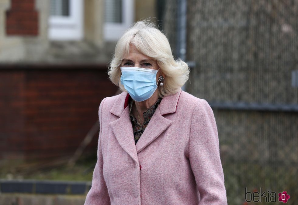 Camilla Parker durante su visita a un centro de vacunación