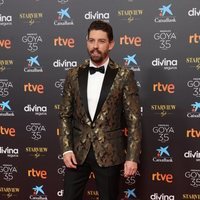 Adrián Lastra en la alfombra roja de los Goya 2021