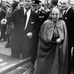 El Duque de Edimburgo con su madre, la Princesa Alicia