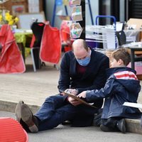 El Príncipe Guillermo con unos niños en su visita a School 21