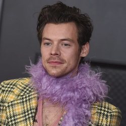 Harry Styles posando durante la alfombra roja de los premios Grammy 2021