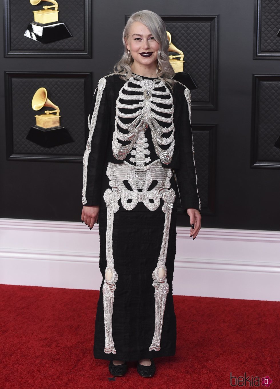 Phoebe Bridgers en la alfombra roja de los premios Grammy 2021