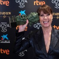 Mabel Lozano con su Goya 2021 a Mejor cortometraje documental