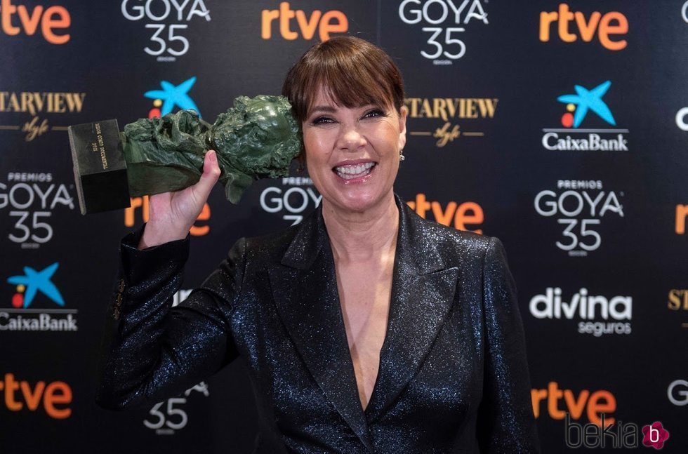 Mabel Lozano con su Goya 2021 a Mejor cortometraje documental