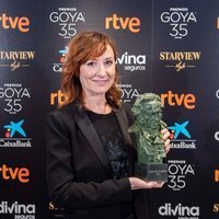 Nathalie Poza con su Goya 2021 a Mejor actriz de reparto
