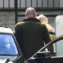 El Duque de Edimburgo entra en el coche tras recibir el alta después de un mes ingresado