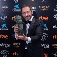 Salvador Calvo con su Goya 2021 a Mejor dirección