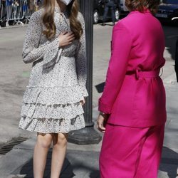 La Princesa Leonor saluda a Carmen Calvo en su primer acto oficial en solitario en el Cervantes