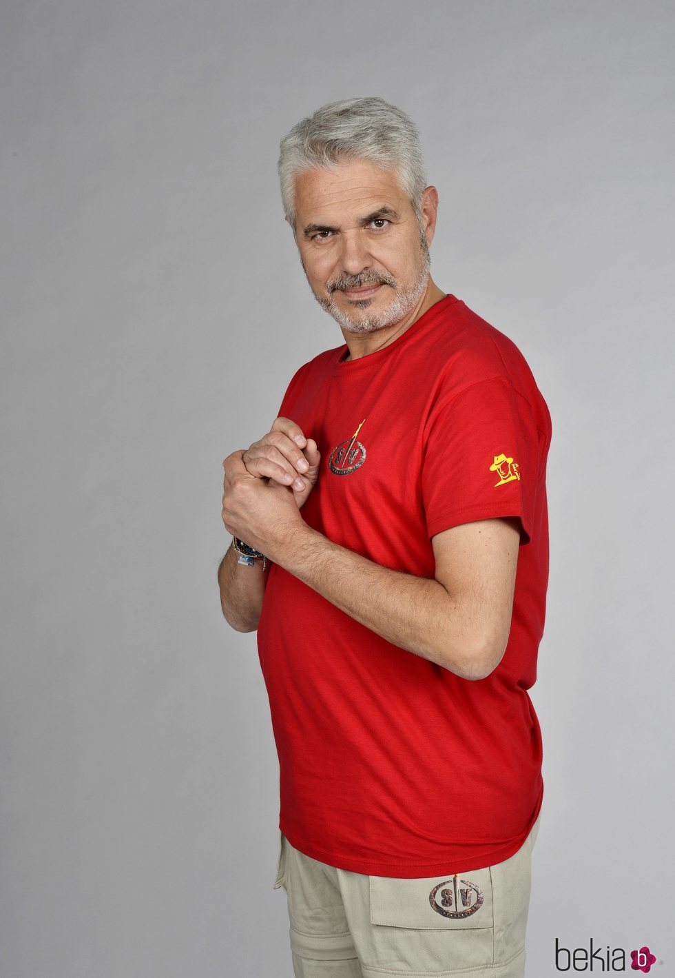 Agustín Bravo posando en la foto oficial de 'Supervivientes 2021'