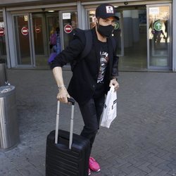 Antonio David Flores, maleta en mano en la estación de Atocha