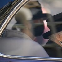 La Reina Isabel llegando en el coche al funeral del Duque de Edimburgo