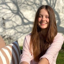 Isabel de Dinamarca, muy sonriente en la Cancillería de Fredensborg