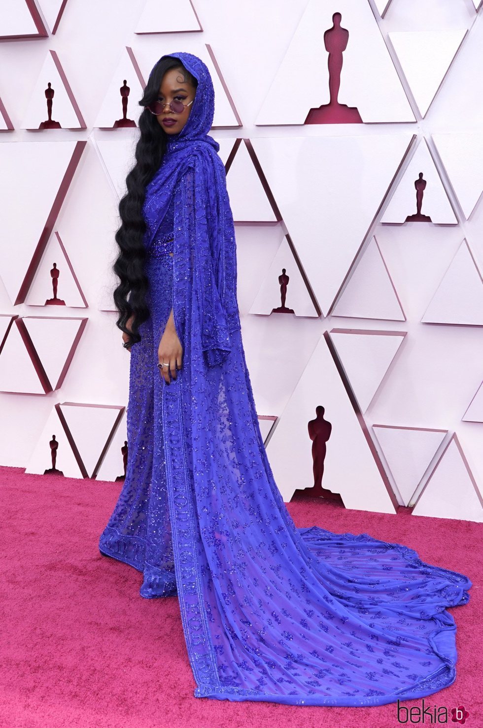 La cantante HER en la alfombra roja de los Premios Oscar 2021