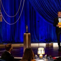 Brad Pitt entrega el Oscar 2021 a Mejor Actriz de Reparto