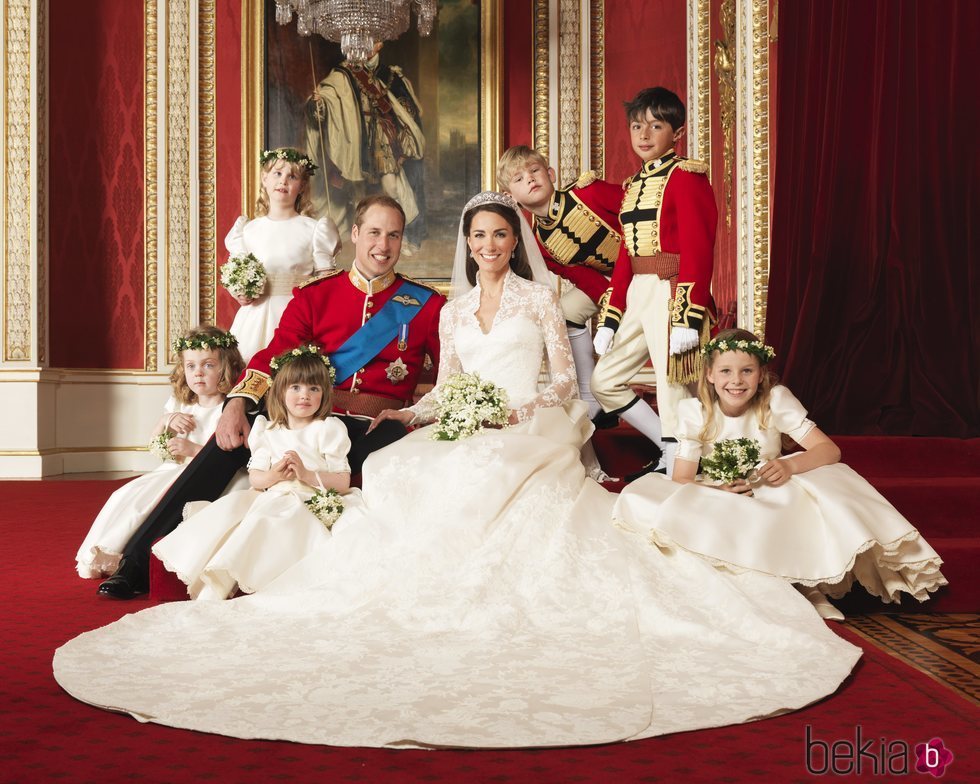 El Príncipe Guillermo y Kate Middleton con los pajes y damas de su boda