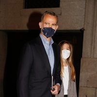 El Rey Felipe y la Infanta Sofía tras acudir a la ópera en el Teatro Real