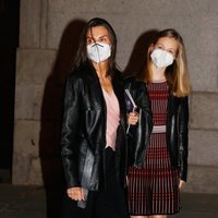 La Reina Letizia y la Princesa Leonor tras acudir a la ópera en el Teatro Real