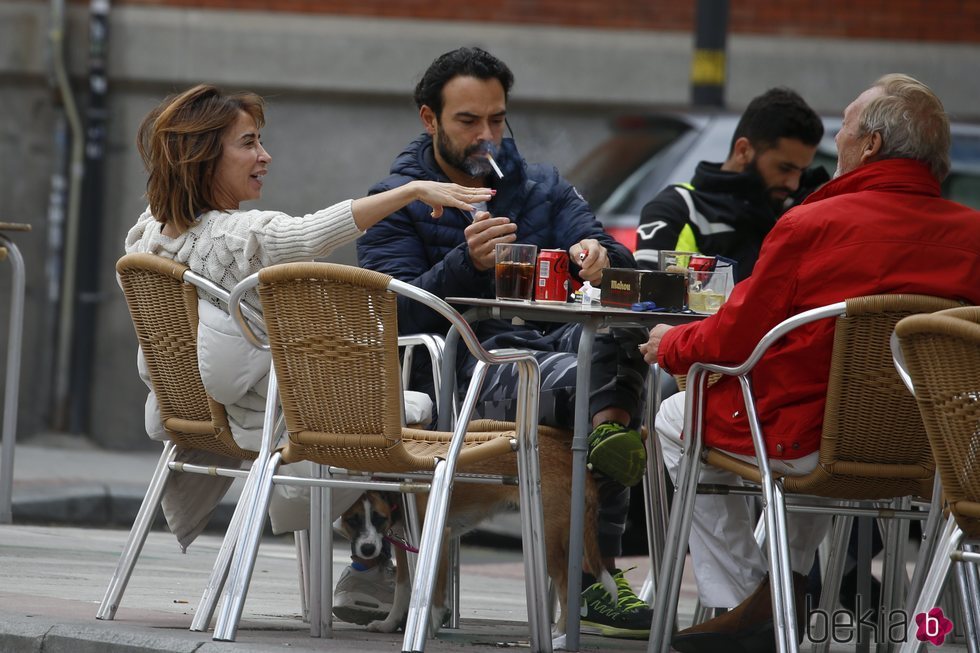María Patiño y Ricardo Rodríguez Olivares tomando algo en una terraza