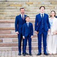 Christian de Dinamarca con sus padres Federico y Mary de Dinamarca y sus hermanos en su Confirmación