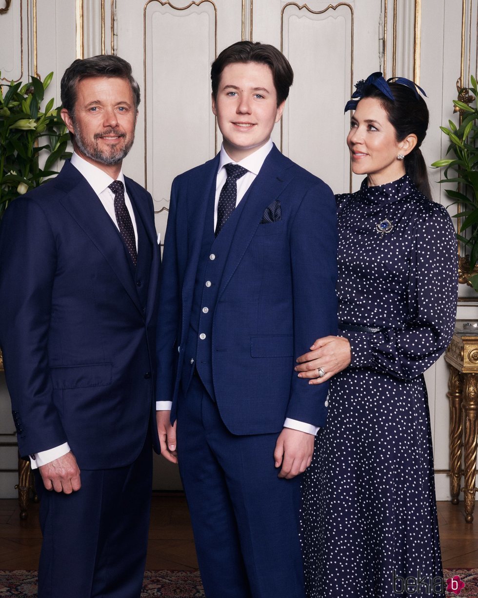 Christian de Dinamarca en su Confirmación con sus padres Federico y Mary de Dinamarca