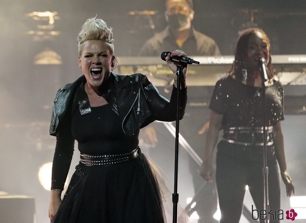 Pink durante su actuación en los Billboard Music Awards 2021