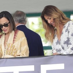 Tamara Falcó con la madre de Íñigo Onieva en la Hípica